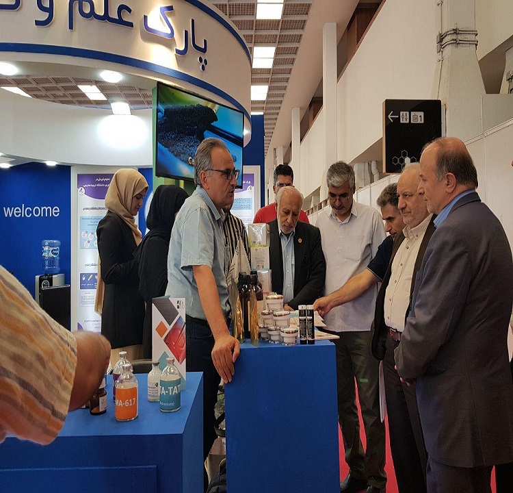 معاون تحقیقات و فناوری وزارت بهداشت از غرفه پارک علم و فناوری دانشگاه تربیت مدرس بازدید کرد