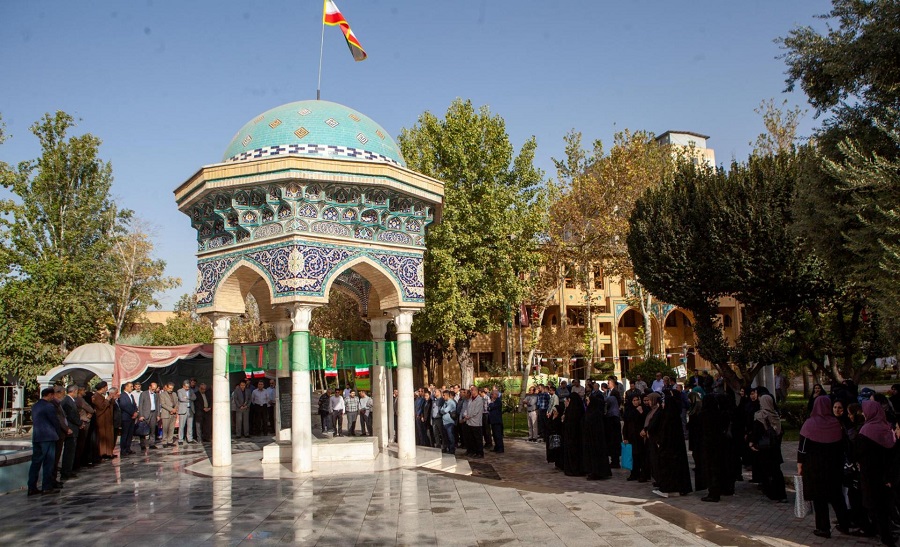 آیین غبارروبی مزار شهدای گمنام دانشگاه به مناسبت هفته دفاع مقدس