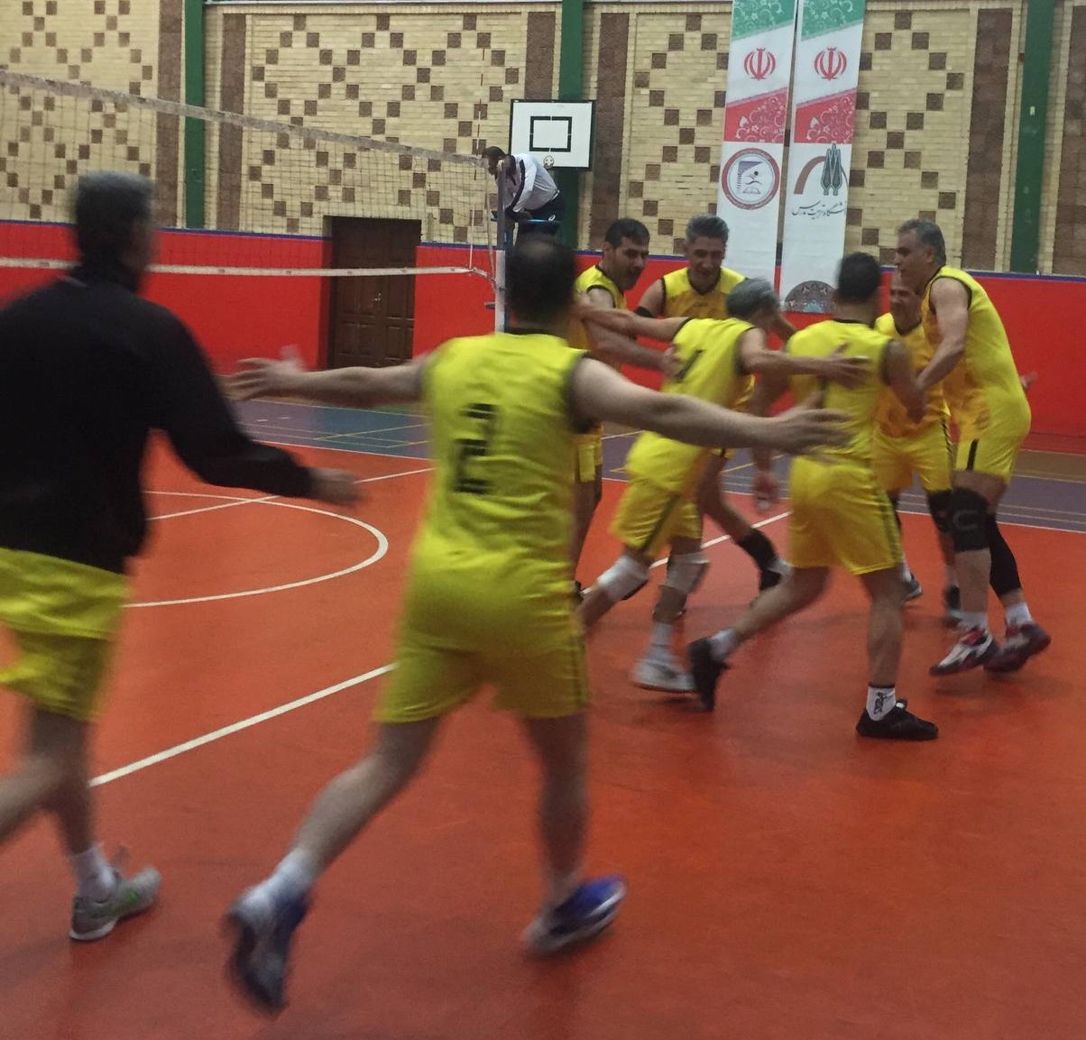 كاركنان والیبالیست دانشگاه در فینال مسابقات دانشگاه‌های منطقه یك ورزش كشور 